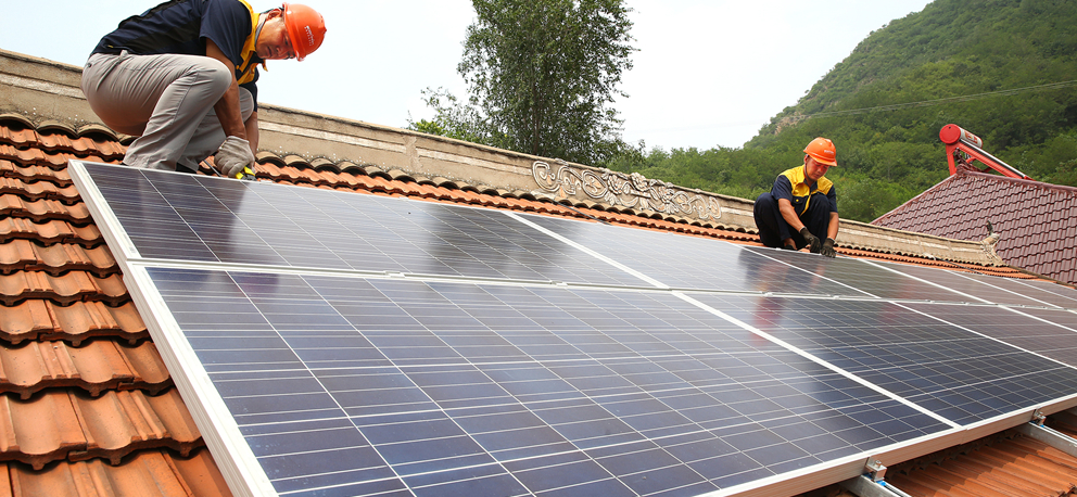 Солнечные панели, установленные на жилой крыше